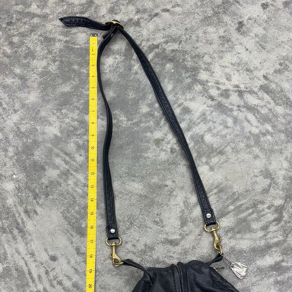 Victoria Leather Gumdrop Bag Black Leather Crossbody Adjustable Zip Charm Vtg - Picture 9 of 11